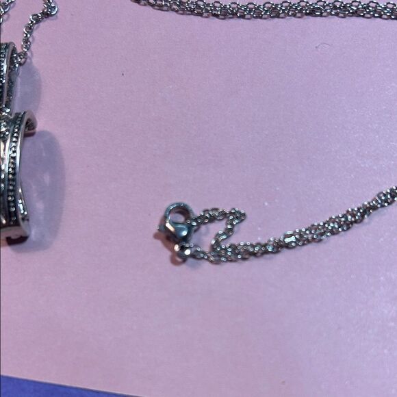 Elegant Silver Necklace and Pendant Set - Picture 3 of 4